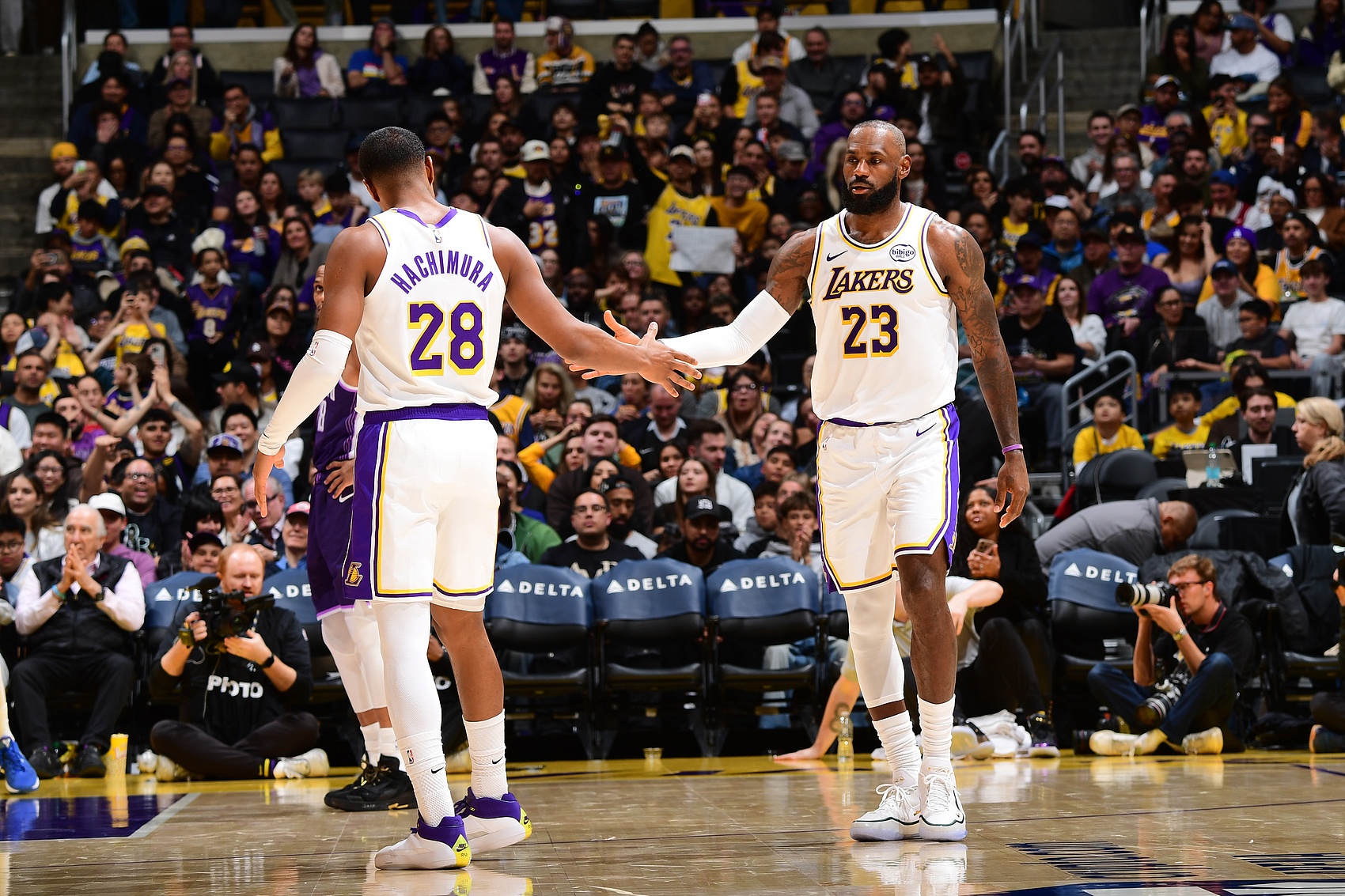 九游正版官网-八村塁：教练组专门找东詹沟通多传球 他们听进去了 篮球就该这样